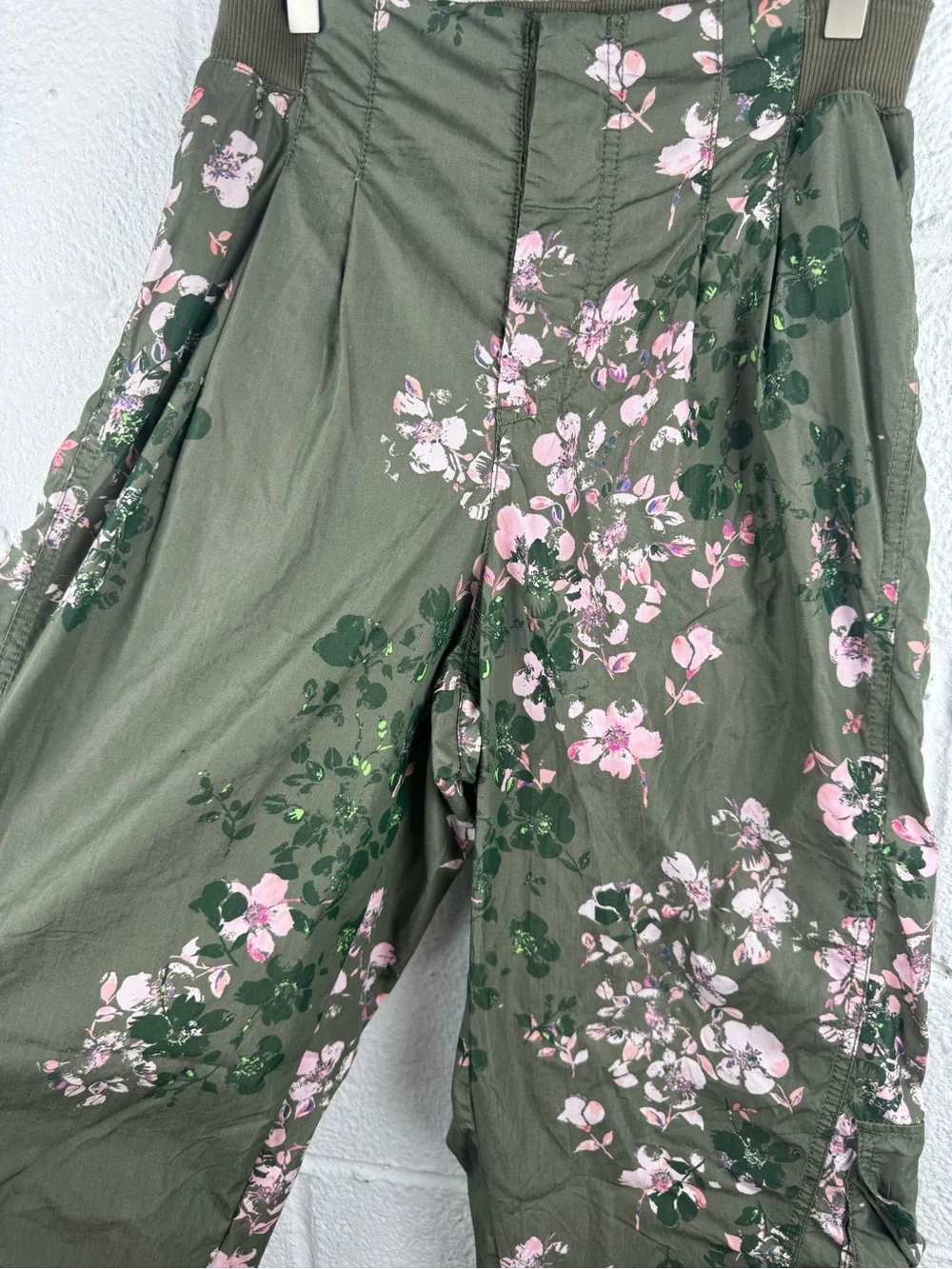 Free People Movement Mesmerize Me Printed Cargo Pants Olive Joggers Size M - Picture 4 of 10